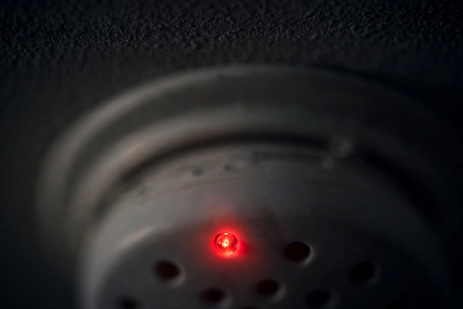 smoke detector blinking red - illustration 1